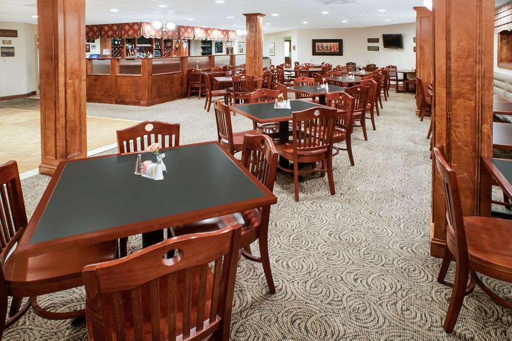 Clarion Hotel & Suites Convention Center Fredericksburg Restaurant photo